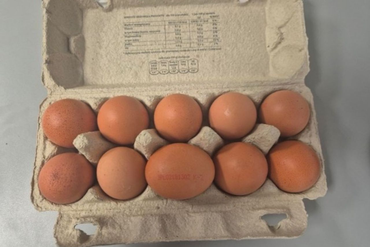Kupiłeś te jaja? Lepiej ich nie jedz. Wykryto salmonellę