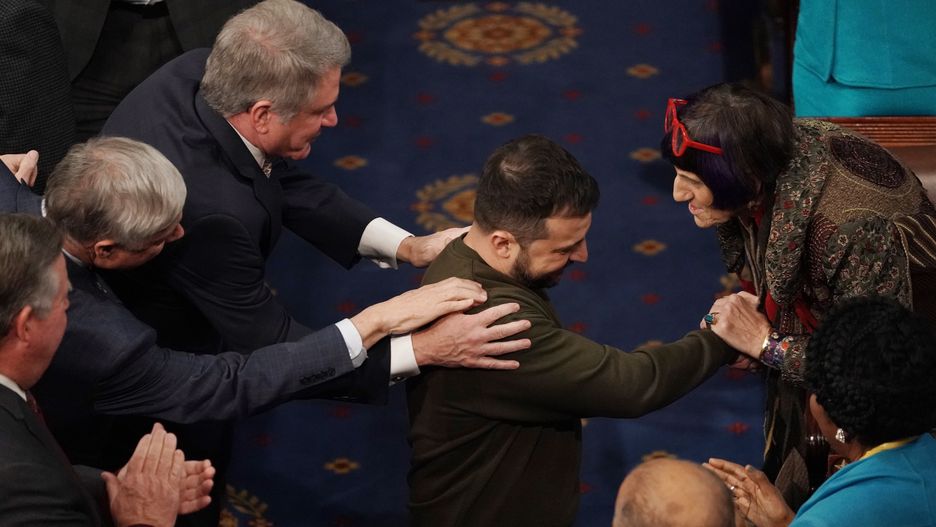 Ukrainian President Volodymyr Zelensky is greeted as he arrives to deliver an address to a joint meeting of the United States Congress in the House of Representatives chamber on Capitol Hill in Washington DC, USA, 21 December 2022. Zelensky is on his first known foreign trip since Russia invaded Ukraine more than 300 days ago, travelling to the US on a high-stakes visit to secure support for his war effort. EPA/ERIC LEE Dostawca: PAP/EPA.