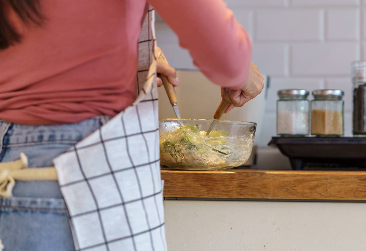 Why experts advise against eating raw salads for dinner