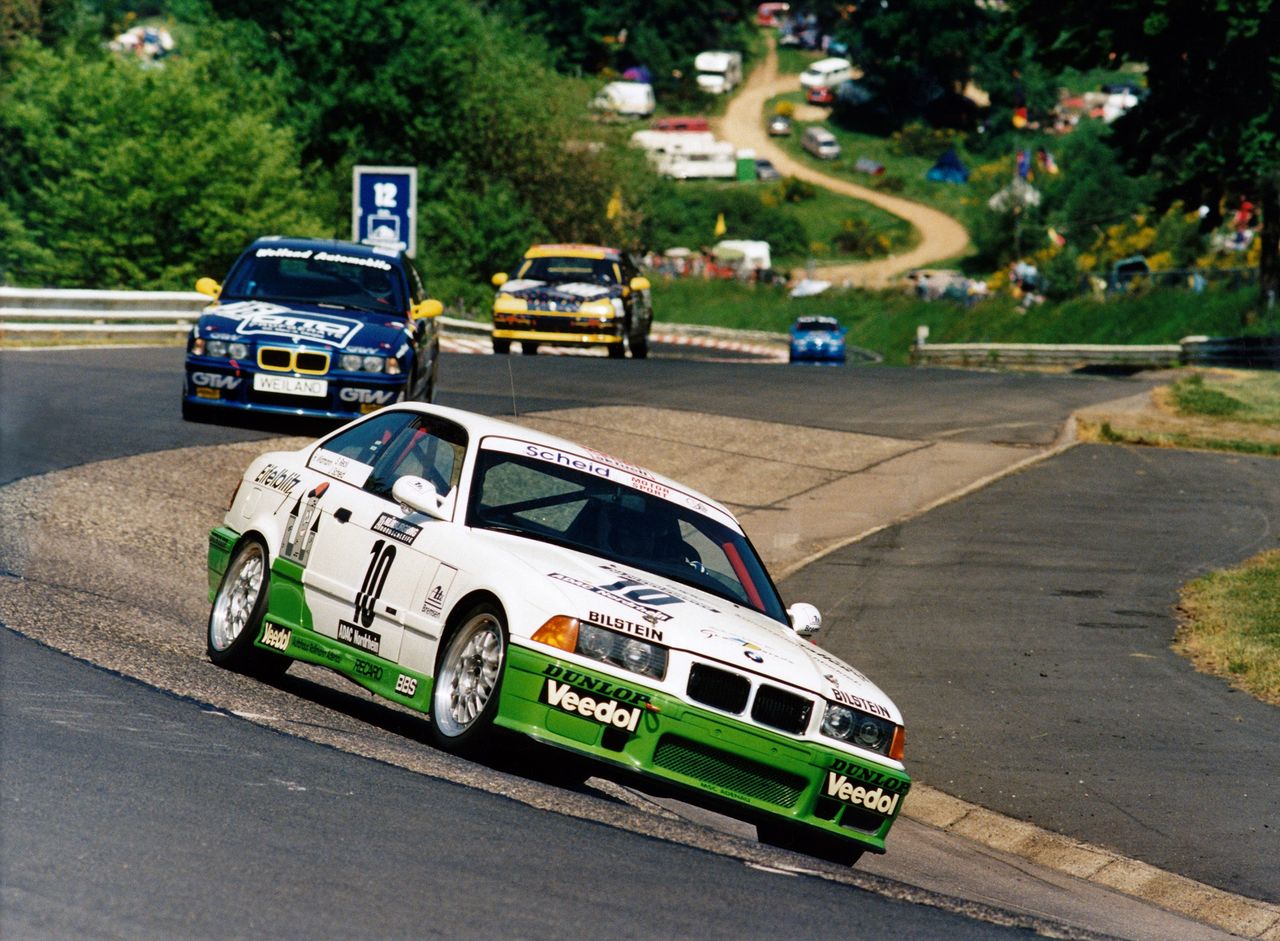 Sabine Schmitz (wtedy Reck) w pomalowanym przez siebie BMW M3 E36 Grupy N w drodze po zwycięstwo w 24-godzinnym wyścigu na Nürburgringu, rok 1996