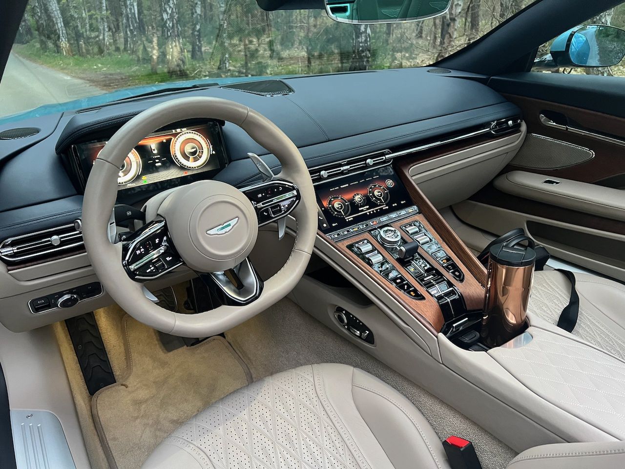 Aston Martin DB12 Volante
