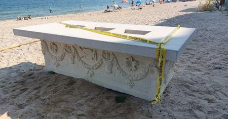 Niewiarygodne odkrycie w Bułgarii. Stał na pustej plaży