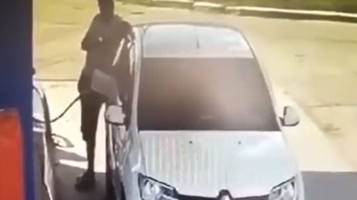 Rosjanin odpalił papierosa