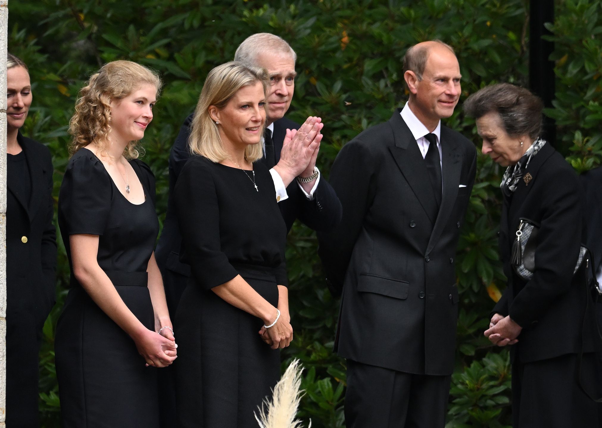 Lady Louise Windsor i członkowie rodziny królewskiej spacerują po Balmoral po nabożeństwie w intencji królowej Elżbiety II