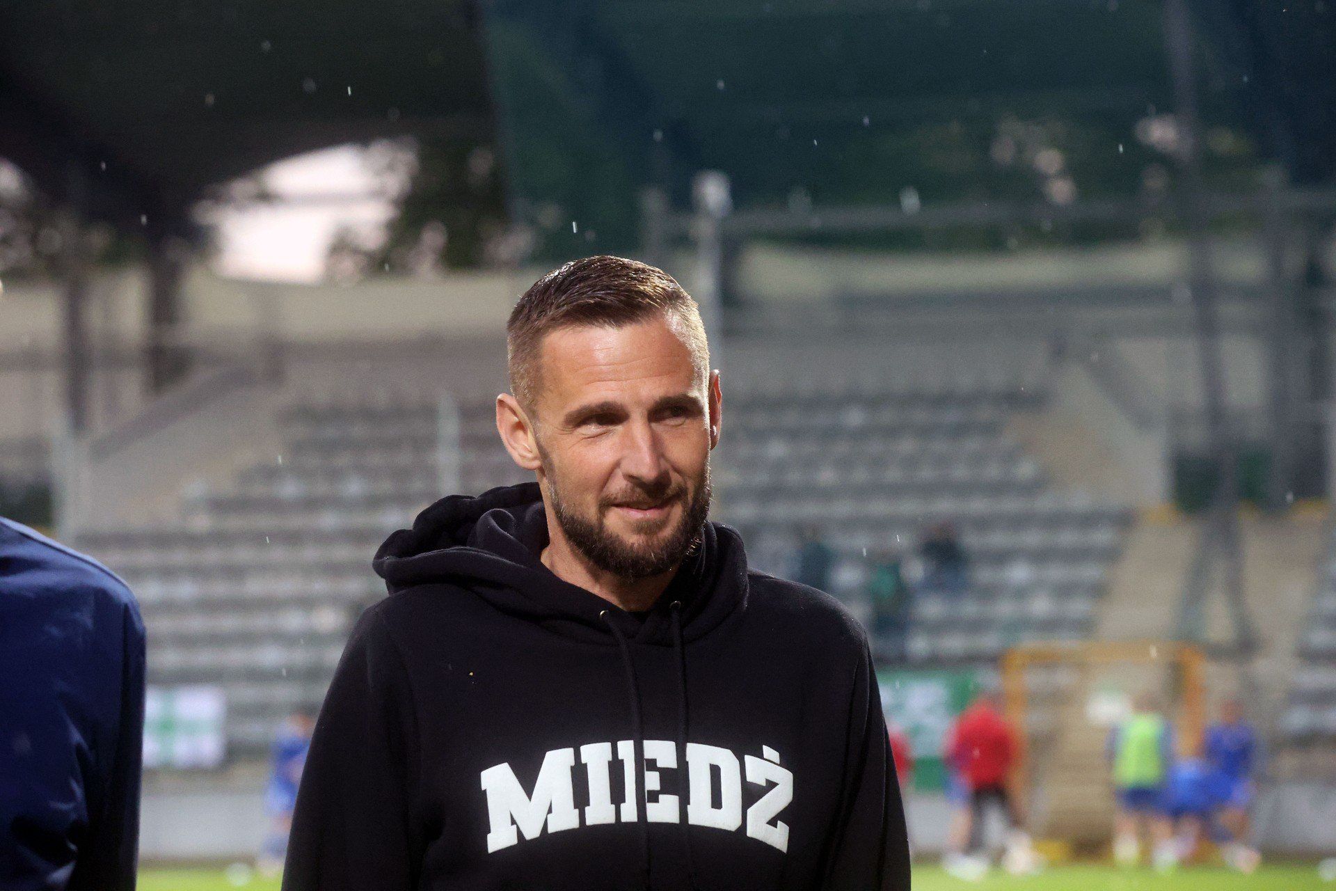 21.04.2025 LEGNICA I LIGA PILKA NOZNA MECZ MIEDZ LEGNICA - WARTA POZNAN ZAWODNICY Z LEGNICY W NIEBIESKICH STROJACH NZ TRENER WOJCIECH LOBODZINSKI 
 GAZETA WROCLAWSKA
 GAZETA WROCLAWSKA PIOTR KRZYZANOWSKI/POLSKA PRESS GRUPA