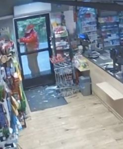 Z maczetą wkroczył do sklepu. Sterroryzował personel i klientów