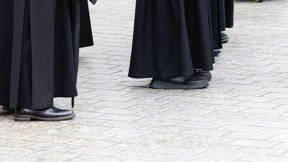 Tyle zarabiają księża na etatach