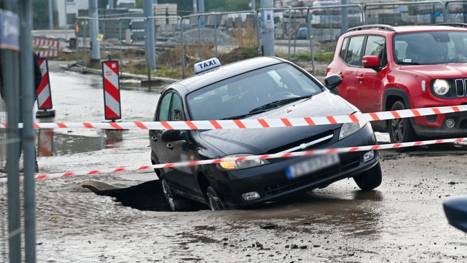 miejsce zdarzenia
Szczecin, 24.10.2023. Droga zapad�a si� pod samochodem osobowym na ulicy Smole�skiej w Szczecinie. Przyczyn� podmycia i zapadni�cia si� ulicy by�a p�kni�ta rura. (mr) PAP/Marcin Bielecki
Marcin Bielecki
droga, osobowy, osob�wka, podmycie, podmyta, samoch�d, smole�ska, ulica, zapadni�ta