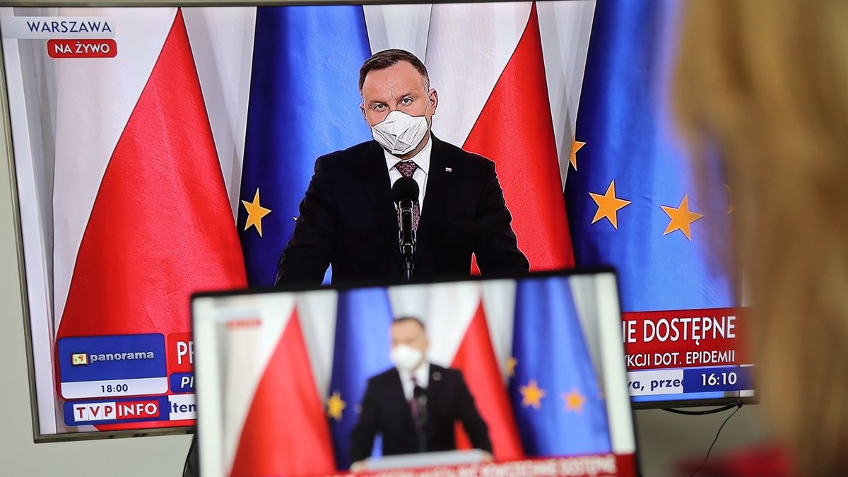 Warszawa, 16.04.2020. Koronawirus w Polsce. Prezydent Andrzej Duda podczas transmisji konferencji prasowej, 16 bm. oglšdanej w jednym z warszawskich mieszkań. Prezydent przekazał, że w akcję "Polskie szwalnie" włšczyły się polskie firmy, głównie odzieżowe - produkujš maseczki; będš dostarczane w milionach sztuk, nie tylko na polski rynek.  (kf) PAP/Wojciech Olkuśnik