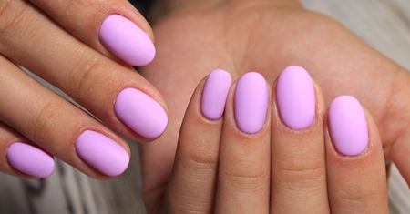 Na czym polega manicure tytanowy? Wady i zalety tytanowych paznokci