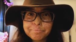 Młoda kobieta może wychodzić na zewnątrz tylko w nocy