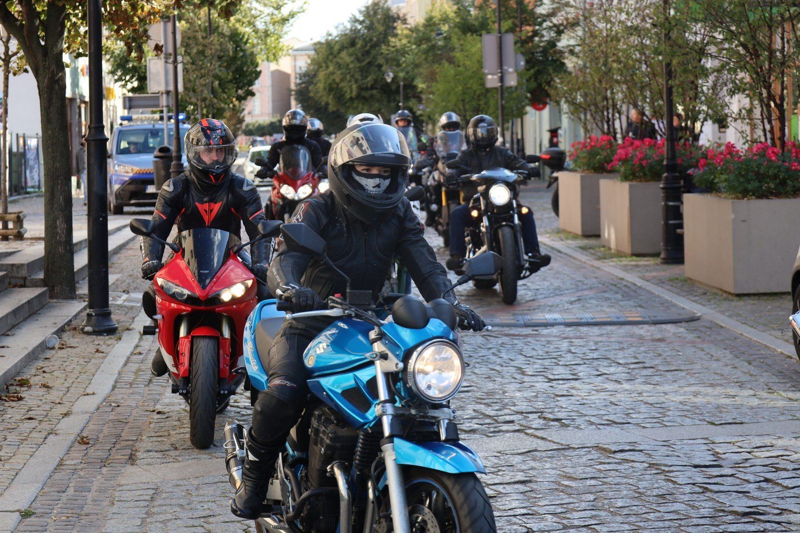 Ryk silników w środku Gniezna! Motocykliści zakończyli sezon na Rynku. Setki motocykli!