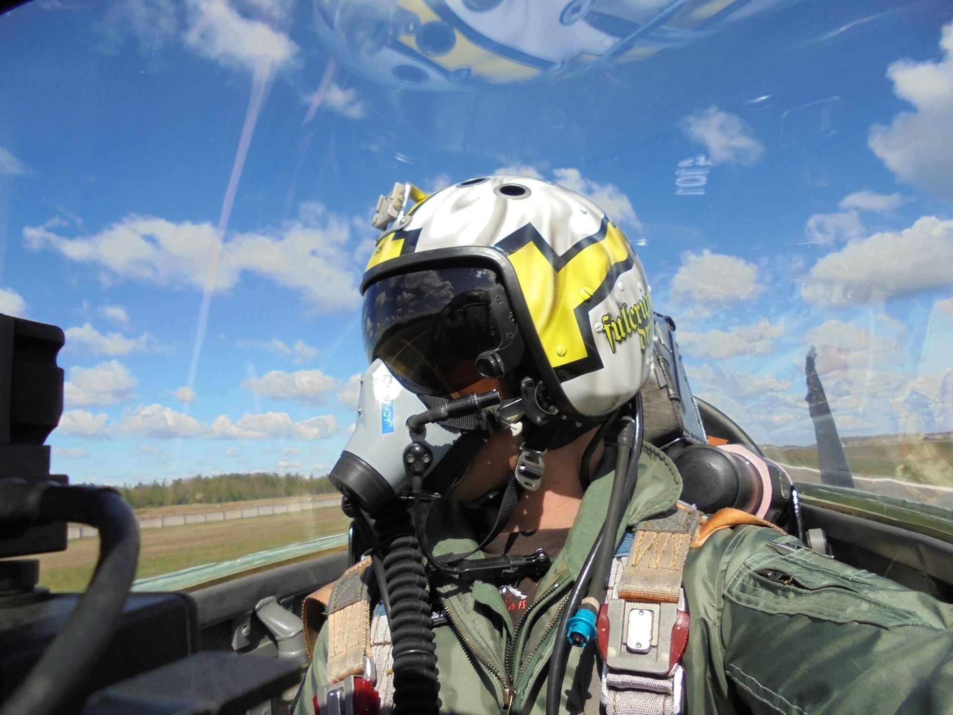 Piotr Parczewski maluje hełmy dla polskich pilotów myśliwców
