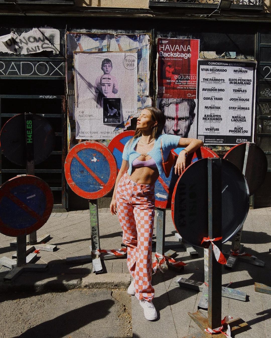 Julia Wieniawa pozuje w krótkim sweterku / Instagram.com/JuliaWieniawa