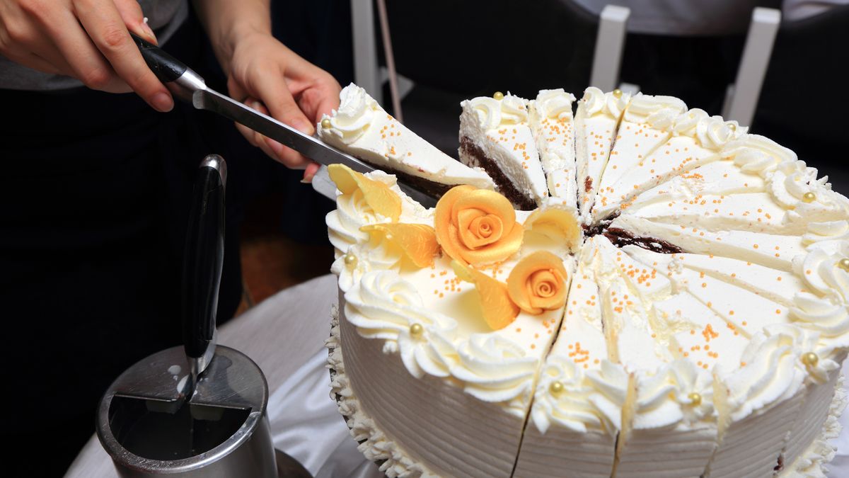 Krojenie tortu urodzinowego