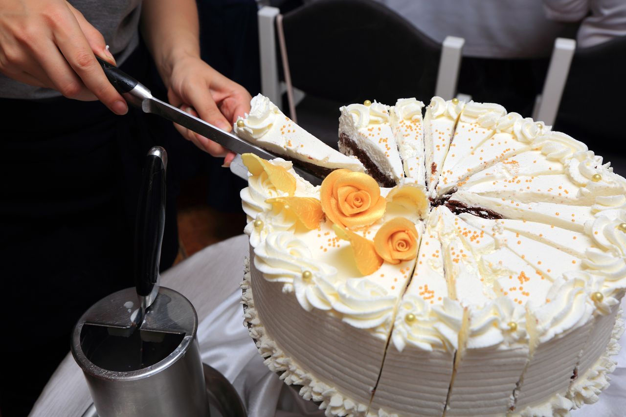Krojenie tortu urodzinowego