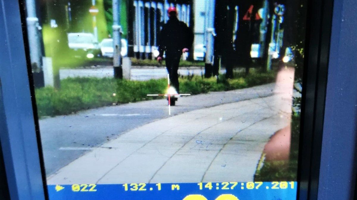 Policjanci zmierzyli prędkość mężczyźnie na elektrycznej hulajnodze