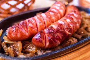 Do kiełbasy z grilla podaję duszoną cebulkę. Znika ze stołu szybciej niż modne sałatki