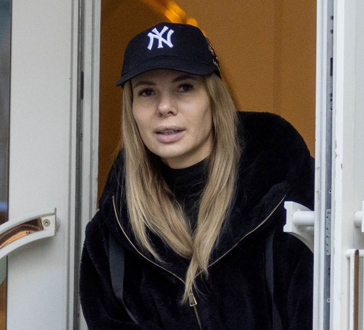 Izabela Janachowska wychodzi z synem ze swojego concept store