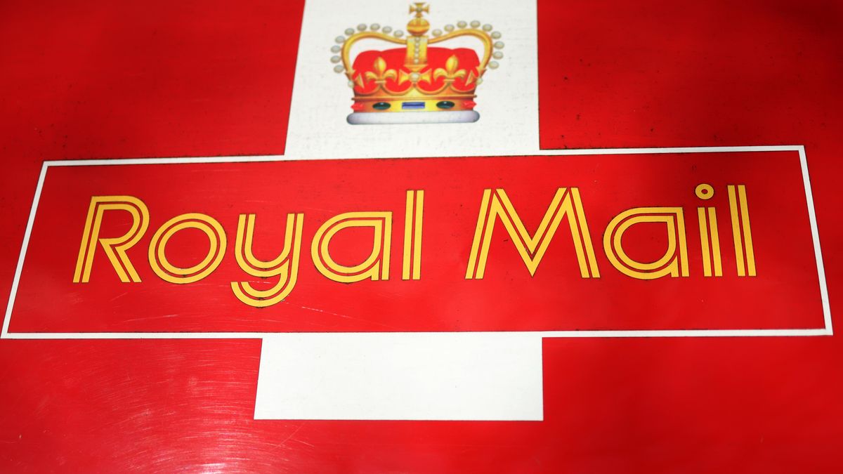 A close-up view of a Royal Mail logo on a van parked outside a Post Office in London, Britain, 16 December 2024. Royal Mail has been cleared by the UK government for a 3.6bn British Pounds takeover by Czech billionaire Daniel Kretinsky's EP Group. EPA/NEIL HALL Dostawca: PAP/EPA.