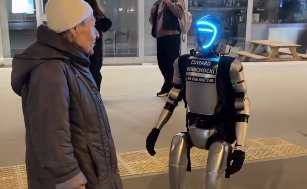 Humanoidalny robot podbija internet. Kim jest Edward Warchocki?