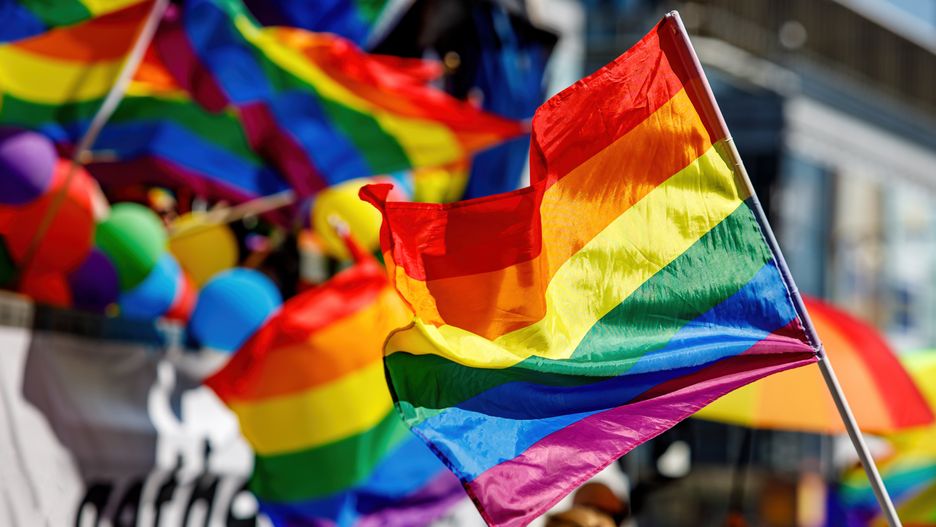 Tęczowa flaga jest symbolem osób nieheteronormatywnych 