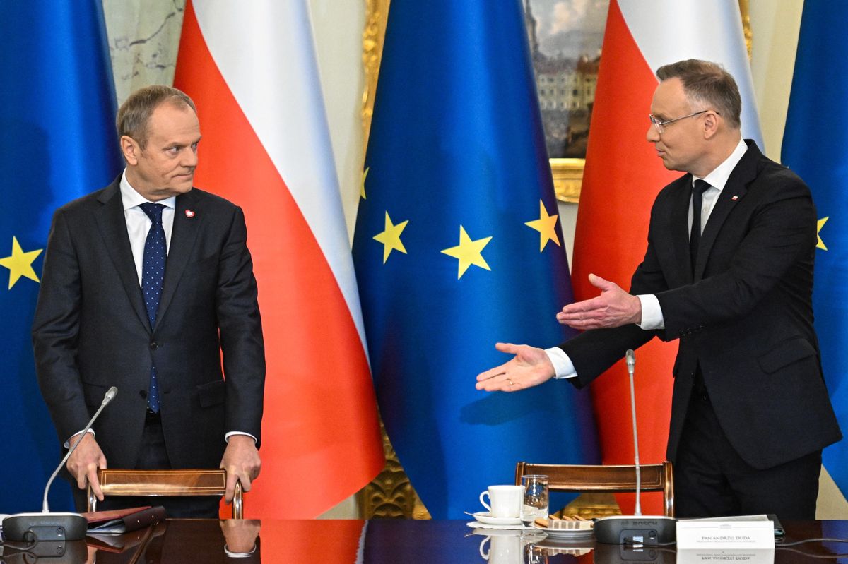 Prezydent Andrzej Duda (z prawej) i premier Donald Tusk na posiedzeniu Rady Gabinetowej