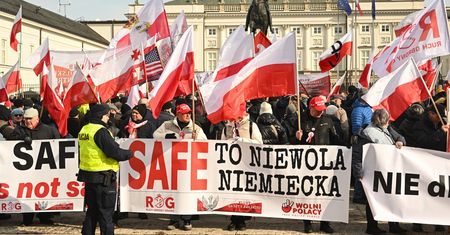 Protest ws. programu SAFE. Polacy zgromadzili się przed Pałacem Prezydenckim