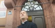 Ksiądz modlił się przed komisariatem w Poznaniu. Usłyszał zarzuty