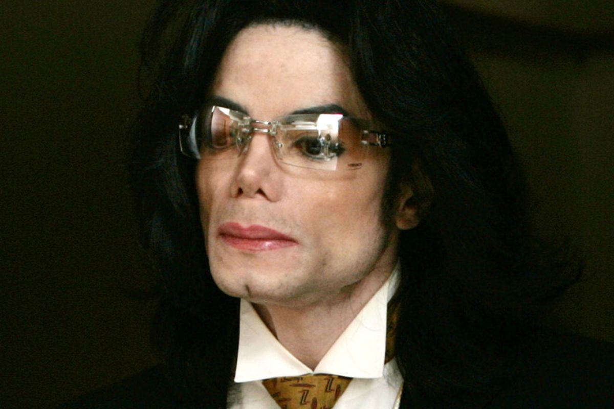 Spadkobiercy Michaela Jacksona pozwani. Piosenkarz oskarżony o handel dziećmi