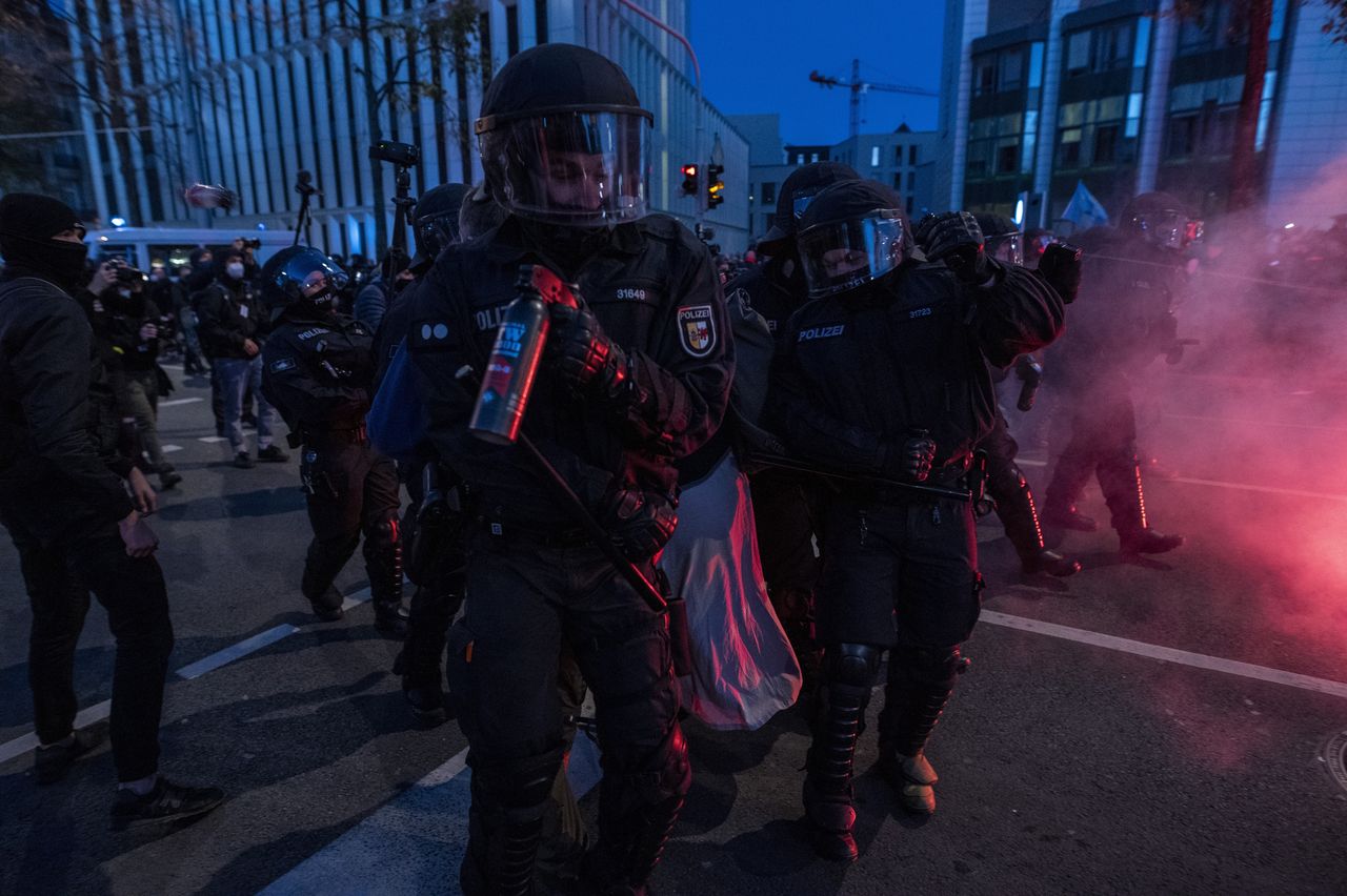 Niemcy. Niespokojna noc w Lipsku. Płonące barykady, atak na banki i policję