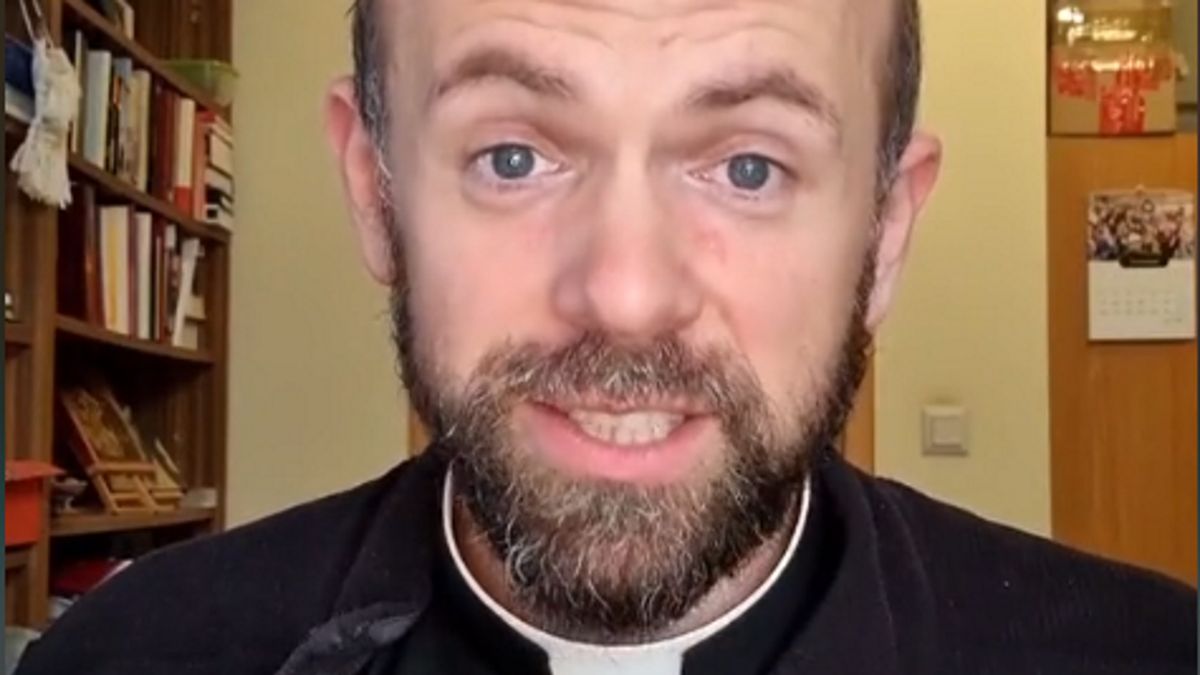 Jezuita o. Paweł Kowalski jest bardzo aktywnym użytkownikiem TikToka. 