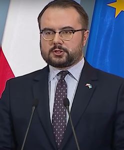 Wiceminister Paweł Jabłoński zignorował pytanie od TVN. "Sprostujcie kłamstwa"