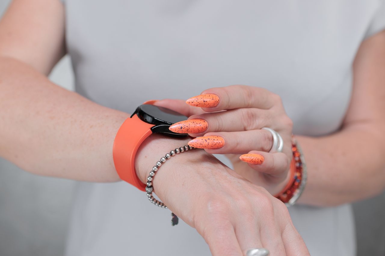 Ogień na dłoniach. Neonowy  pomarańczowy manicure zachwyca