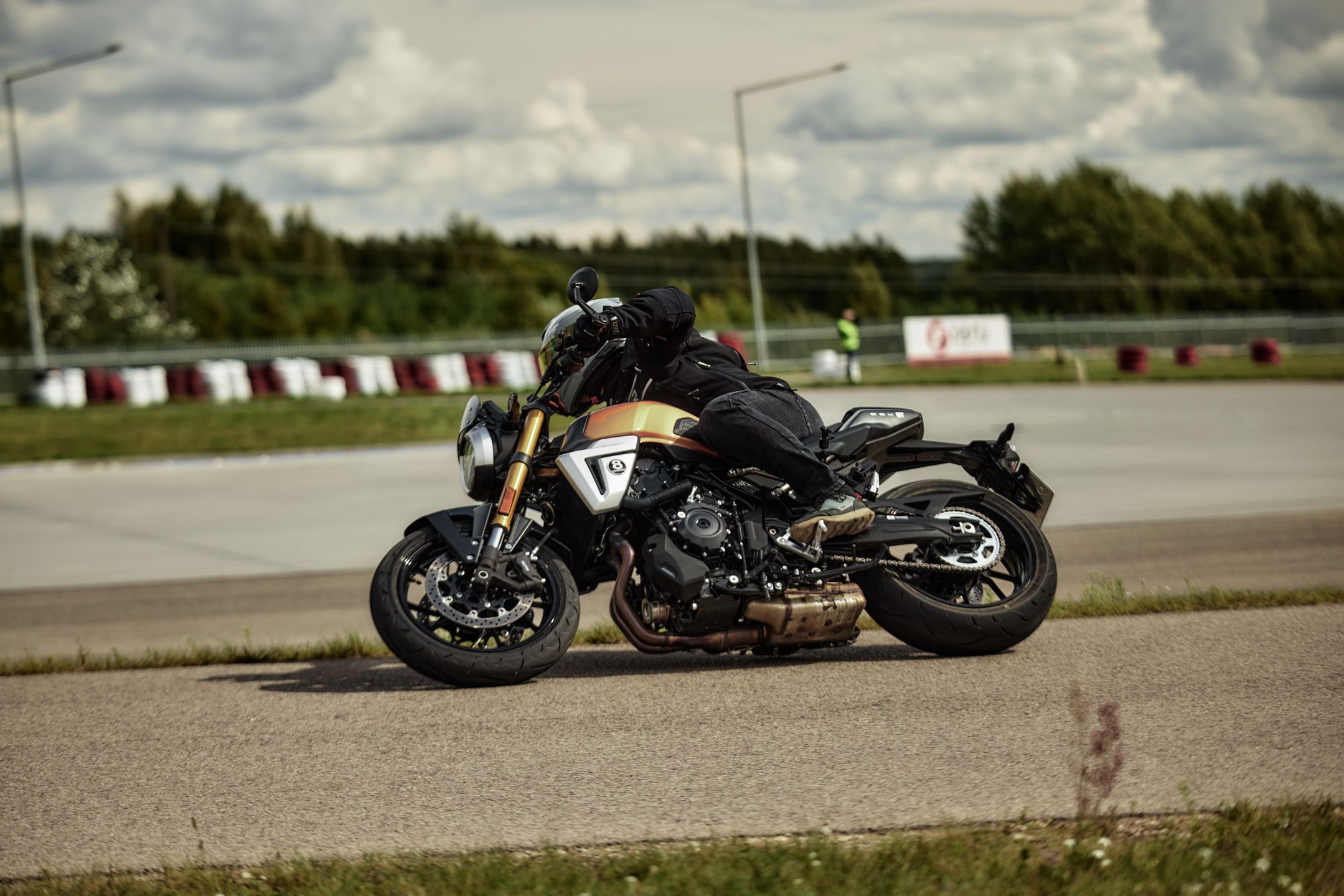 Suzuki GSX-8T