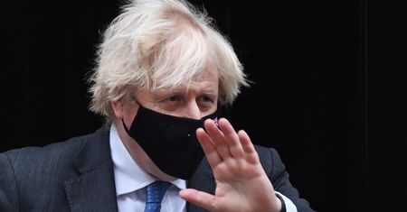 Milion zakażeń w 2 tygodnie. Ale lockdownu nie będzie. "Johnson to chodzący trup"