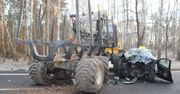 Zderzenie auta osobowego z maszyną leśną. Groźny wypadek pod Włocławkiem