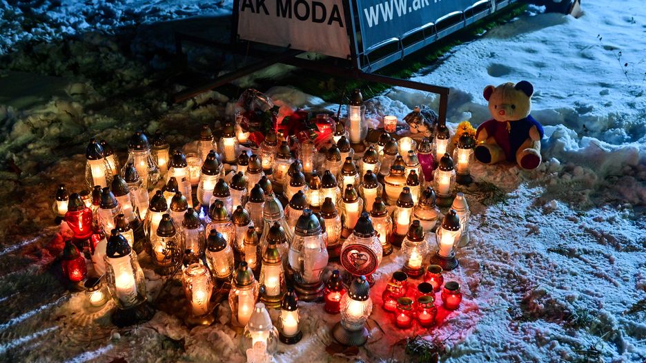 Andrychów, 30.11.2023. Mieszkańcy stawiają znicze w miejscu w centrum Andrychowa, gdzie we wtorek 28 listopada br. przez kilka godzin siedziała na zimnie zaginiona 14-latka, 30 bm. Wyziębiona dziewczynka została odnaleziona i trafiła do szpitala, gdzie następnego dnia zmarła. (jm) PAP/Art Service ***Zdjęcie do depeszy PAP pt. Andrychów/ Po śmierci 14-latki w szkołach odwołano zabawy andrzejkowe***