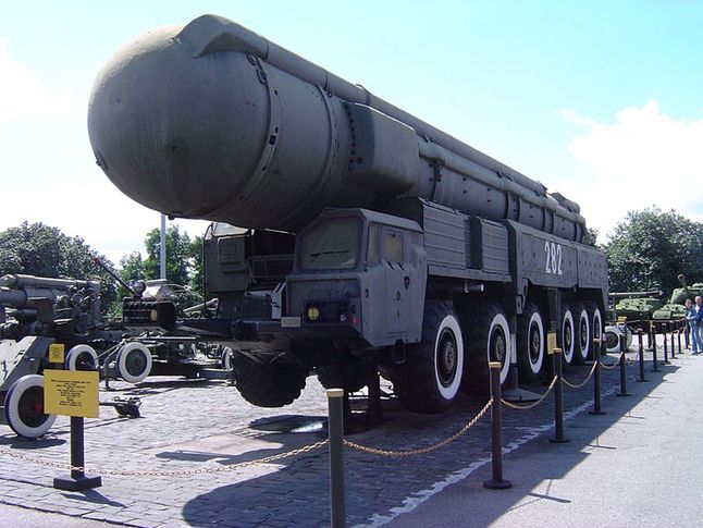 Radziecka mobilna wyrzutnia pocisków RT-21M (NATO: SS-20)