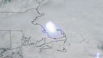 Potężna eksplozja w atmosferze. Jasny meteor nad domami Amerykanów