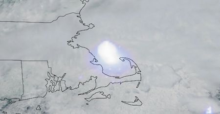 Potężna eksplozja w atmosferze. Jasny meteor nad domami Amerykanów