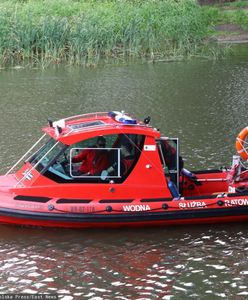 Matka z synem wzywali pomocy. Wpadli do rzeki