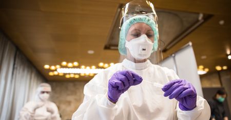 Naukowcy zbadali nowe szczepy COVID-19. Mówią o nowej fazie pandemii