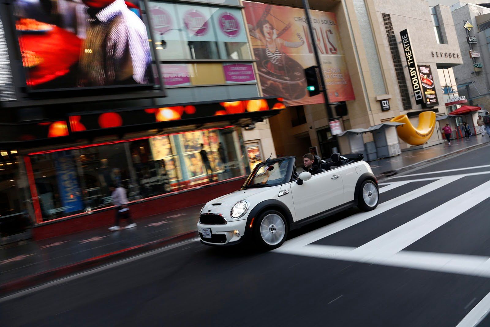 Galeria Mini jako celebracja sprzedaży półmilionowego egzemplarza w USA 24