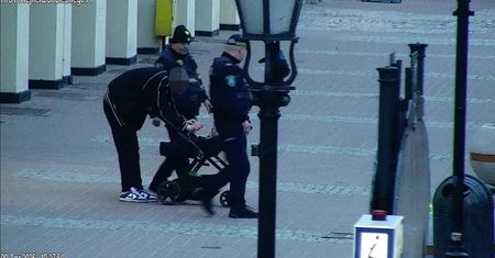 Spacerowiczka zauważyła mężczyznę z dzieckiem z wózku. Od razu wezwała służby