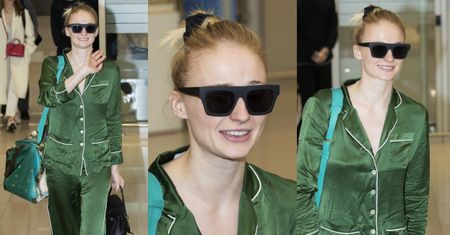 Zmęczona Sophie Turner wita się z fanami w atłasowej piżamce