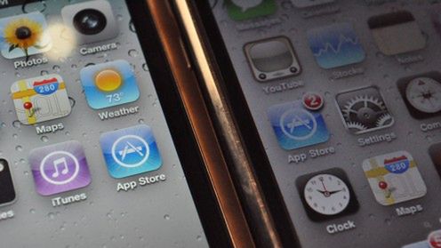 Zdjęcie ukazujące różnice pomiędzy wyświetlaczem w iPhonie 4 oraz 3GS 1