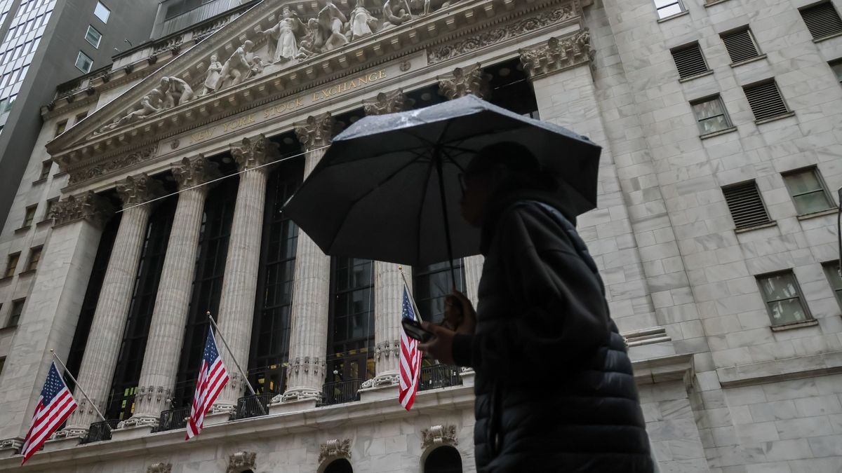 The New York Stock Exchange (NYSE) in New York, US, on Monday, Nov. 10, 2025. Wall Street traders rushed to the riskiest corners of the market, with stocks climbing alongside Bitcoin as the US Senate advanced a plan to end the longest-ever government shutdown and remove a significant economic headwind. Photographer: Michael Nagle/Bloomberg via Getty Images