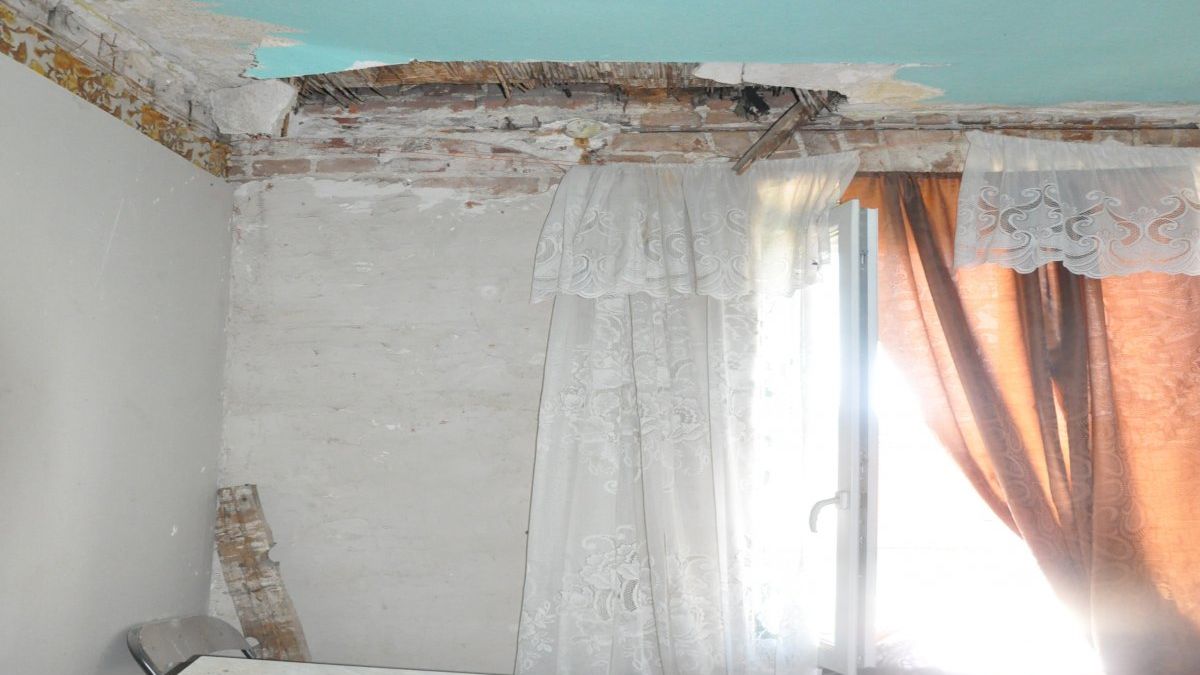 44-latek wybił dziurę w suficie 