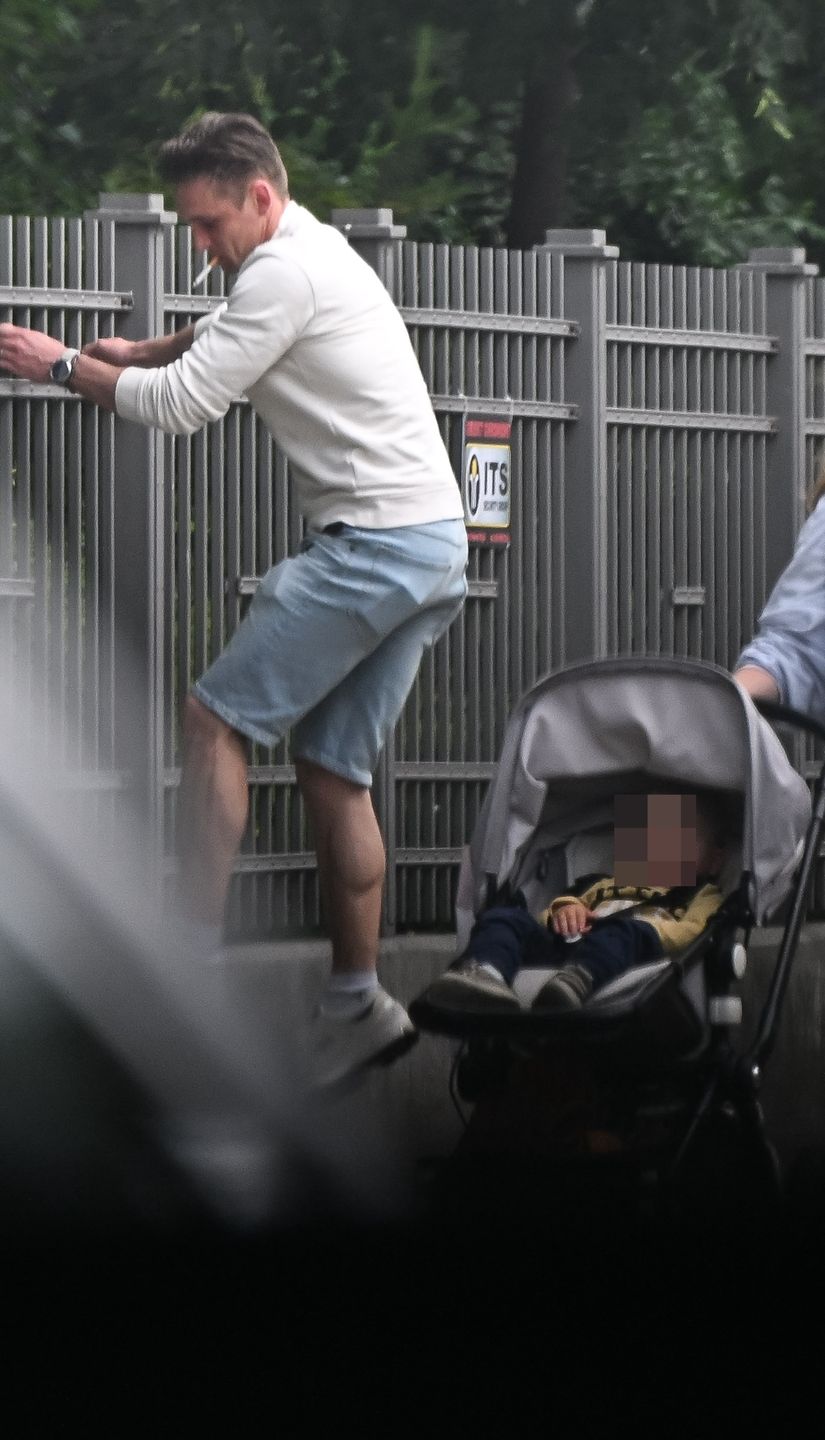 Filip Gurłacz z żoną i dziećmi na mieście